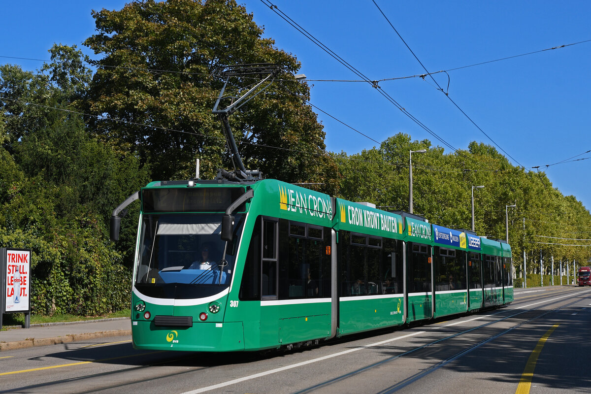Be 6/8 Combino 307, auf der Linie 2, fährt am 18.09.2025 bei der Haltestelle ZOO Dorenbach ein. Aufnahme Basel.