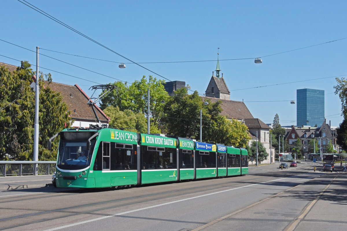 Be 6/8 Combino 307, auf der wegen der Grossbaustelle am Marktplatz umgeleiteten Linie 8, �berquert am28.07.2026 die Wettsteinbr�cke Richtung Halterstelle Kunstmuseum. Aufnahme Basel.
