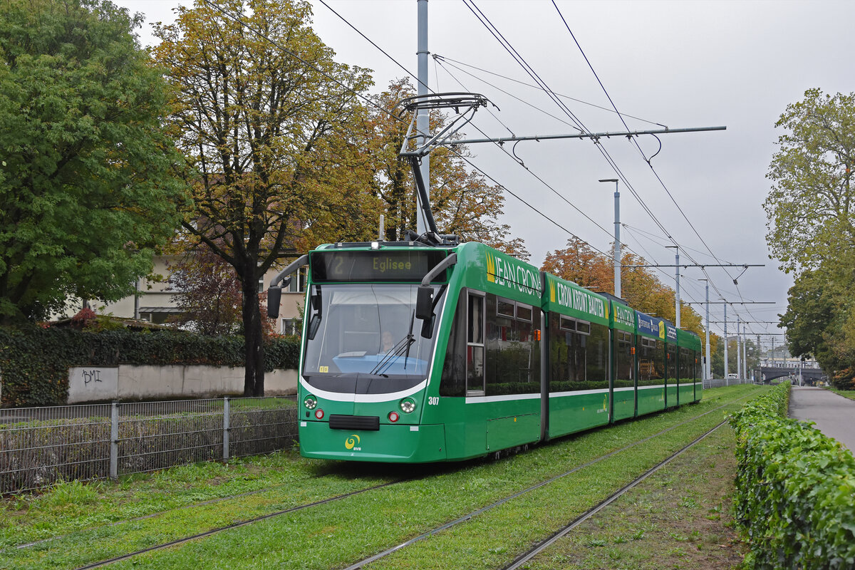 Be 6/8 Combino 307, auf der Linie 2, f�hrt am 19.10.2026 zur Endstation am Eglisee. Aufnahme Basel.