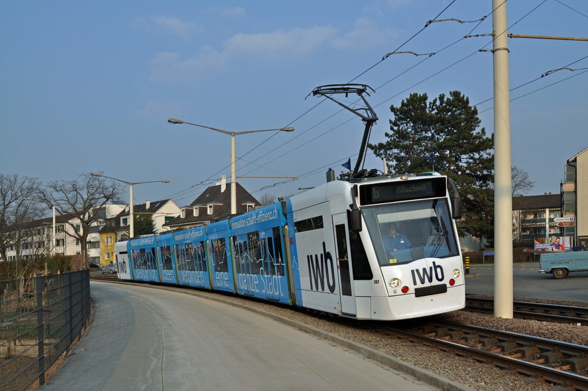 Be 6/8 Combino 307 auf der Linie 6 mit der Werbung für die IWB fährt zur Haltestelle Habermatten. Die Aufnahme stammt vom 19.03.2015. 