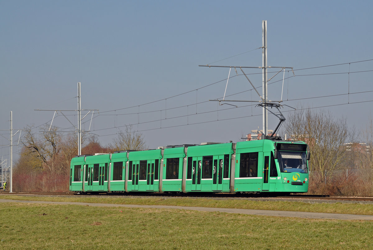 Be 6/8 Combino 307, auf der Linie 14, fährt zur Haltestelle Lachmatt. Die Aufnahme stammt vom 14.02.2017.