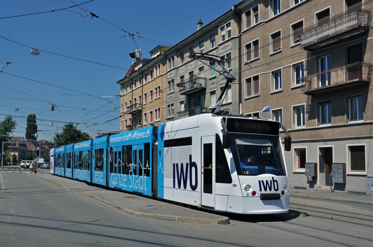 Be 6/8 Combino 307 mit der IWB Werbung auf der Linie 6 bei der Haltestelle Morgartenring. Die Aufnahme stammt vom 17.07.2014.