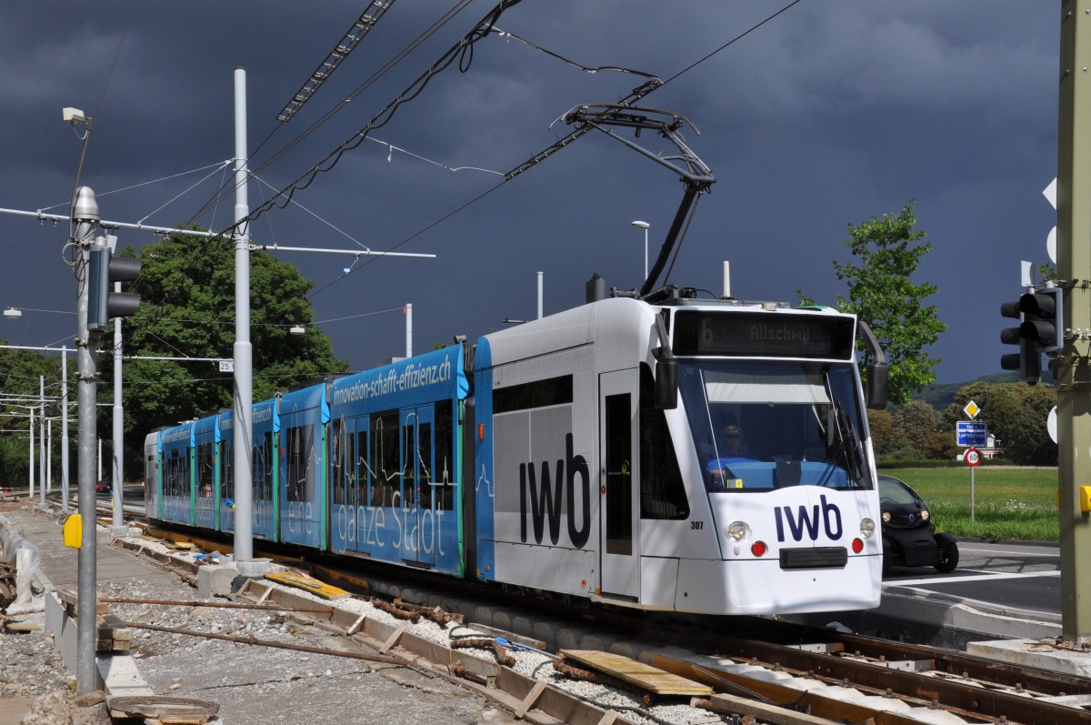 Be 6/8 Combino 307 mit der IWB Werbung durchfährt den Einspurigen Baustellen Bereich bei der Schlaufe am Eglisee. kurze Zeit später setzt ein heftiger Platzregen ein. Die Aufnahme stammt vom 16.08.2014.