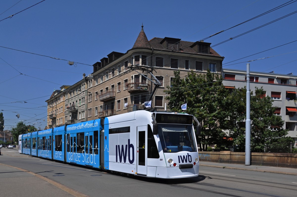 Be 6/8 Combino 307 mit der IWB Werbung auf der Linie 6 fährt zur Haltestelle Allschwilerplatz. Die Aufnahme stammt vom 17.07.2014.