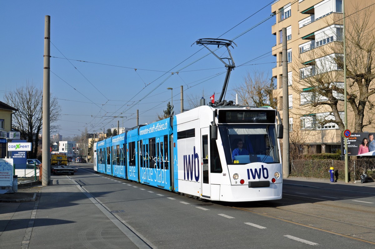Be 6/8 Combino 307 mit der IWB Werbung auf der Linie 3 kurz vor der Haltestelle Salinenstrasse. Die Aufnahme stammt vom 11.02.2015.