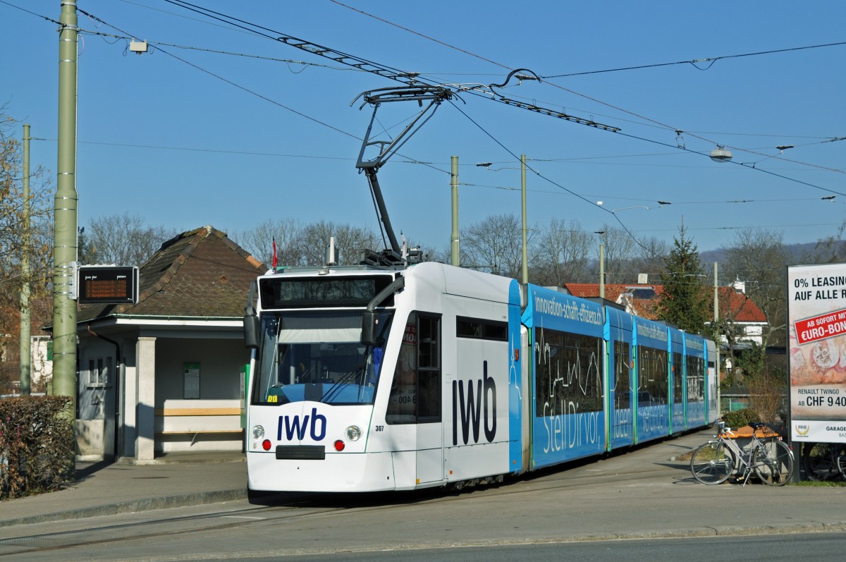 Be 6/8 Combino 307 mit der IWB Werbung auf der Linie 3 an der Endstation an der Birsfelden Hard. Die Aufnahme stammt vom 11.02.2015.