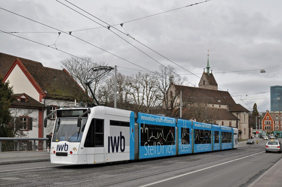Be 6/8 Combino 307 mit der IWB Werbung auf der Linie 6, während den Umleitungen wegen der Basler Fasnacht, kurz nach der Haltestelle Wettsteinplatz. Die Aufnahme stammt vom 24.02.2015.