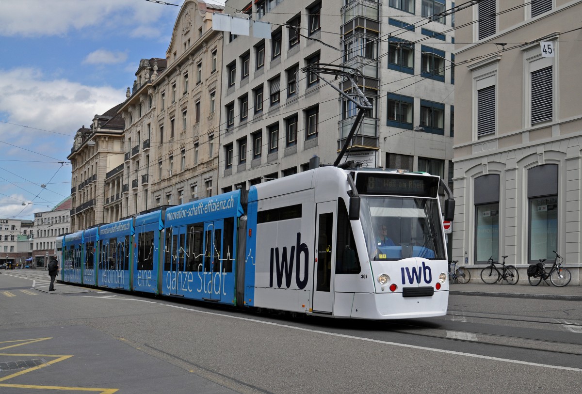 Be 6/8 Combino 307 mit der IWB Werbung auf der Linie 8 fährt zur Haltestelle am Bahnhof SBB. Die Aufnahme stammt vom 07.05.2015.