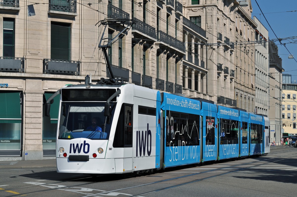 Be 6/8 Combino 307, mit der IWB Werbung, auf der Linie 8, fährt zur Haltestelle Markthalle. Die Aufnahme stammt vom 03.08.2015.