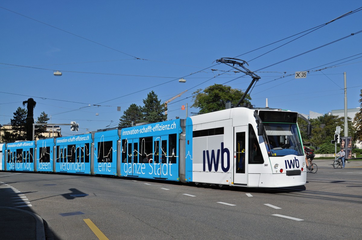 Be 6/8 Combino 307, mit der IWB Werbung, auf der Linie 8, fährt zur Haltestelle CIBA. Die Aufnahme stammt vom 21.09.2015.