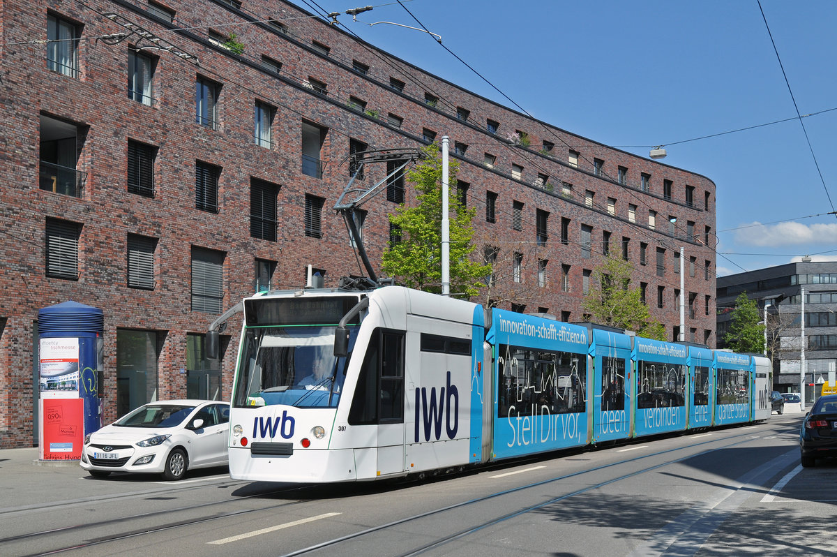 Be 6/8 Combino 307, mit der IWB Werbung, fährt zur Haltestelle der Linie 1 beim Bahnhof St. Johann. Die Aufnahme stammt vom 29.04.2016.