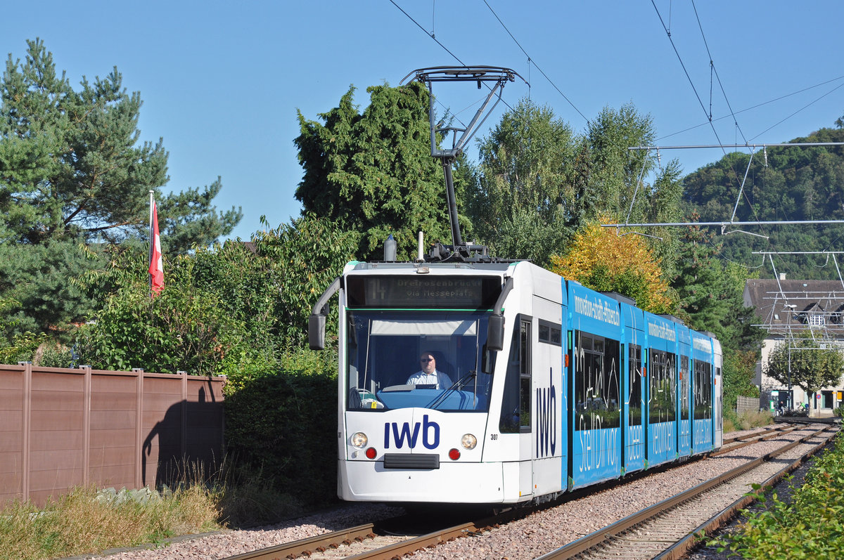 Be 6/8 Combino 307, mit der IWB Werbung, fährt zur Haltestelle der Linie 14 an der Schützenstrasse. Die Aufnahme stammt vom 07.09.2016.