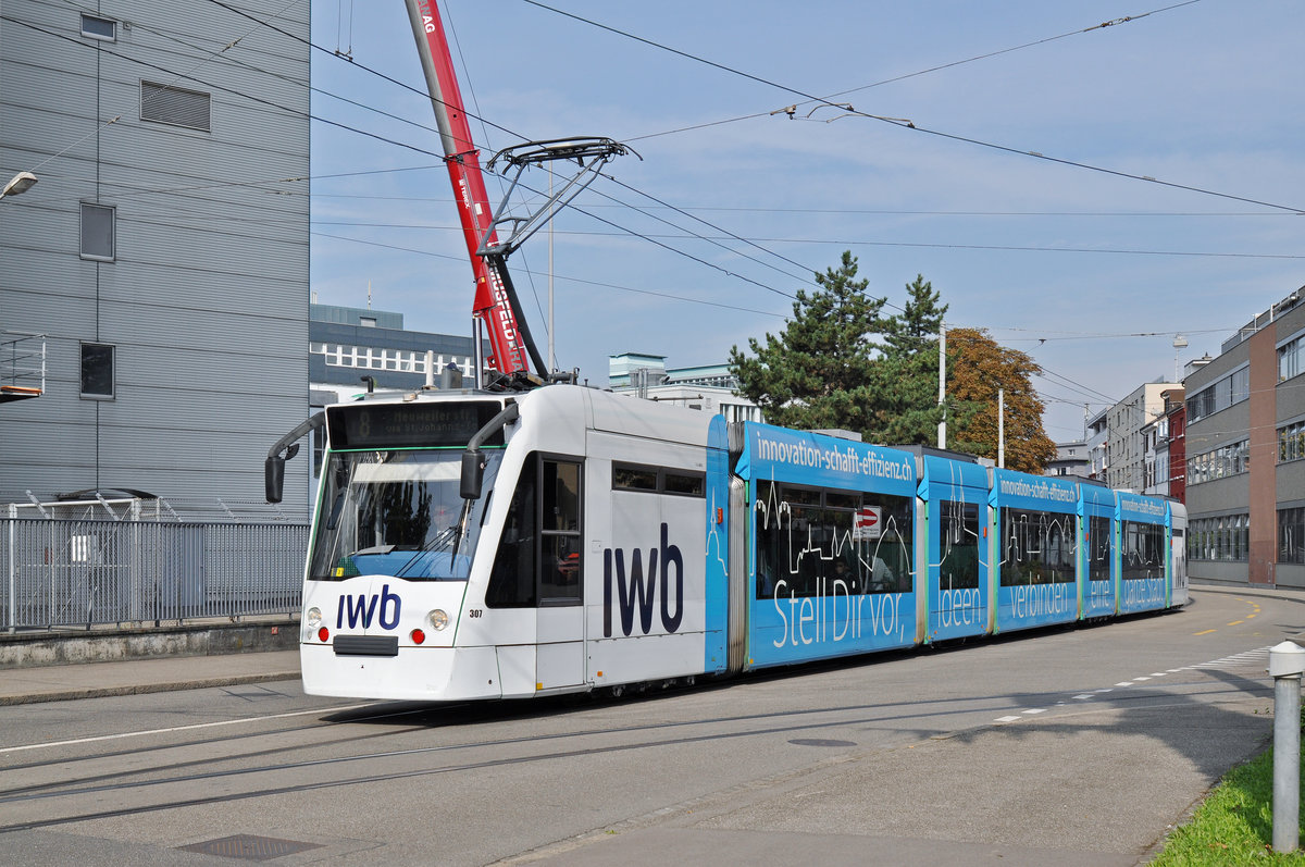 Be 6/8 Combino 307, mit der IWB Werbung, fährt zur Haltestelle der Linie 8 an der CIBA. Die Aufnahme stammt vom 23.09.2016.