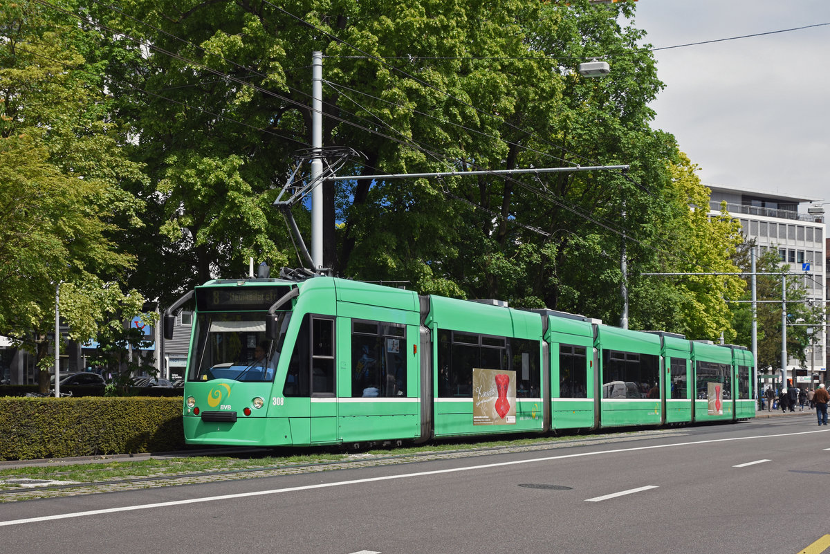 Be 6/8 Combino 308, auf der Linie 8, fährt Richtung Haltestelle am Bahnhof SBB. Die Aufnahme stammt vom 16.05.2019.