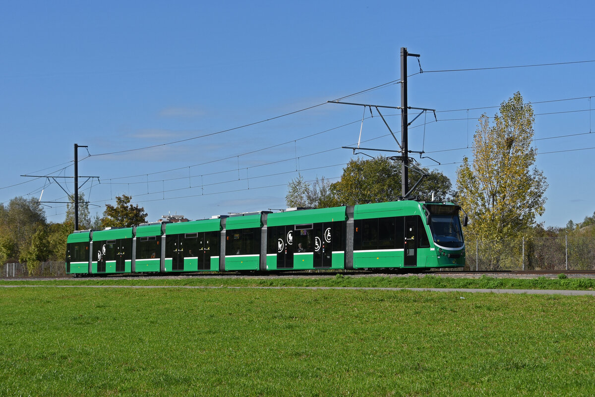Be 6/8 Combino 308, auf der Linie 14, fährt am 18.10.2022 zur Haltestelle Lachmatt.