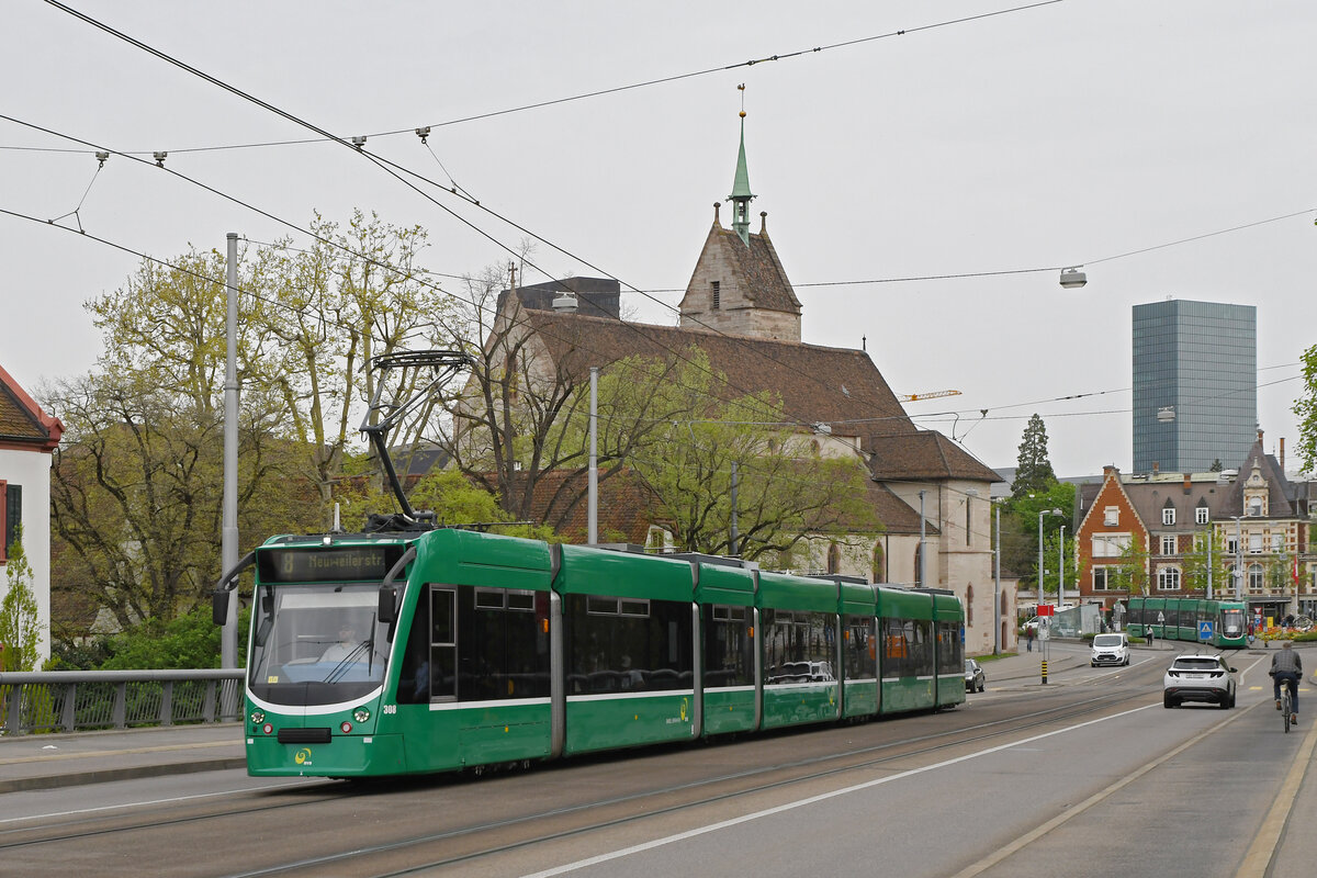 Be 6/8 Combino 308, auf der wegen einer Grossbaustelle am Steinenberg umgeleiteten Linie 8, überquert am 08.04.2024 die Wettsteinbrücke.