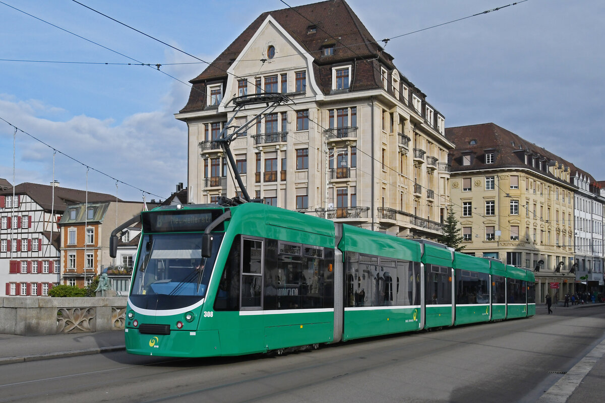 Be 6/8 Combino 308, auf der Linie 8, überquert am 26.11.2024 die Mittlere Rheinbrücke. Aufnahme Basel.