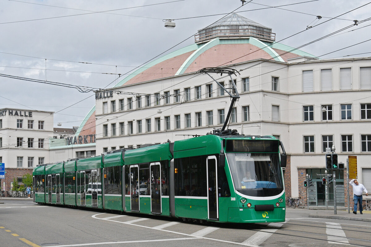 Be 6/8 Combino 308, auf der Linie 8, fährt am 07.07.2025 zur Haltestelle am Bahnhof SBB. Aufnahme Basel.