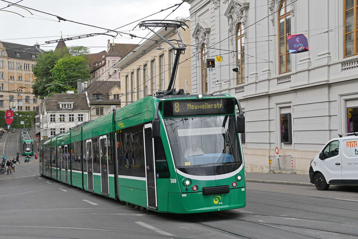 Be 6/8 Combino 308, auf der Linie 8, fährt am 07.07.2025 den Steinenberg hoch zur Haltestelle Bankverein. Aufnahme Basel.