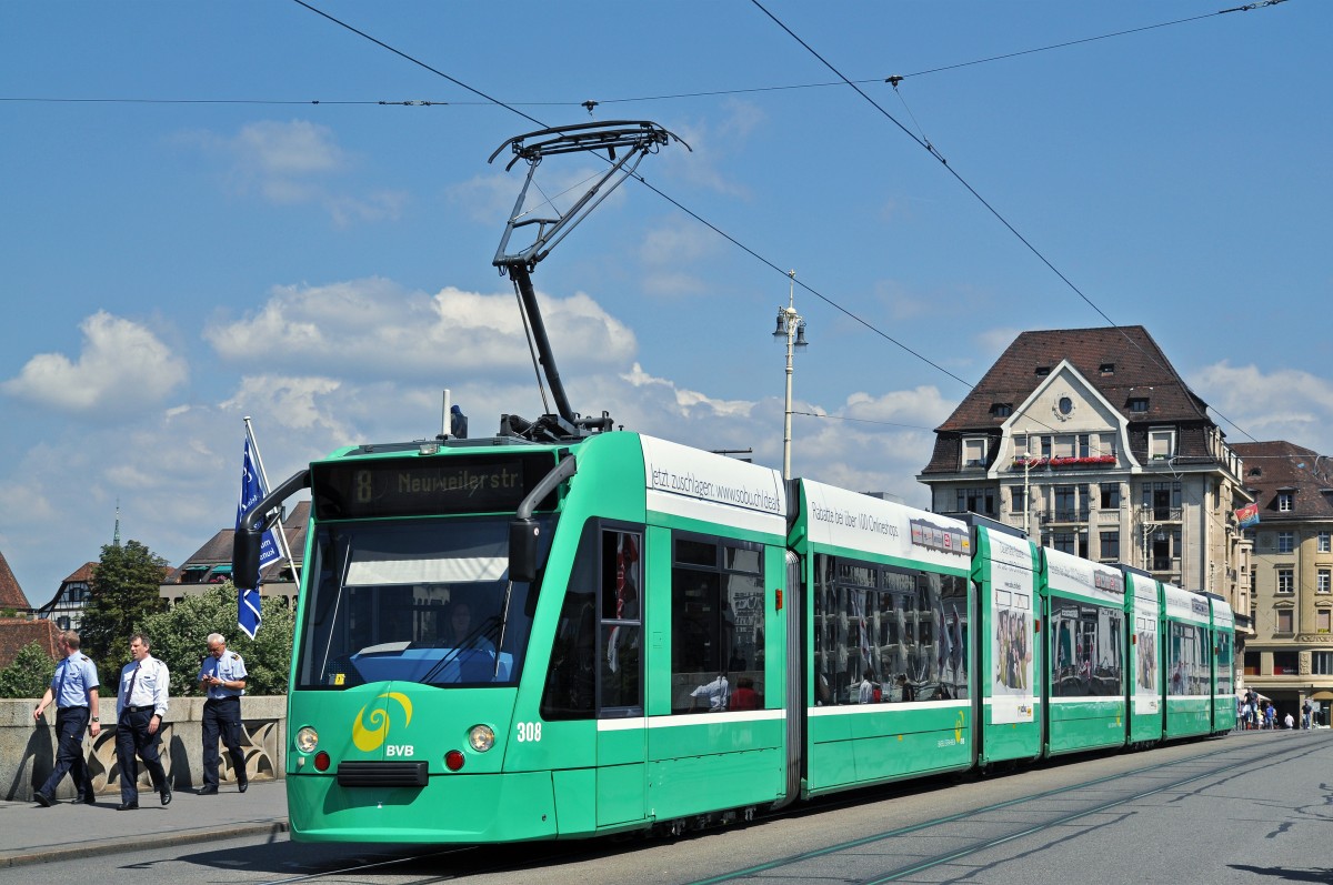 Be 6/8 Combino 308, mit einer Teilwerbung für SOBU.ch, auf der Linie 8 überquert die Mittlere Rheinbrücke. Die Aufnahme stammt vom 21.08.2015.