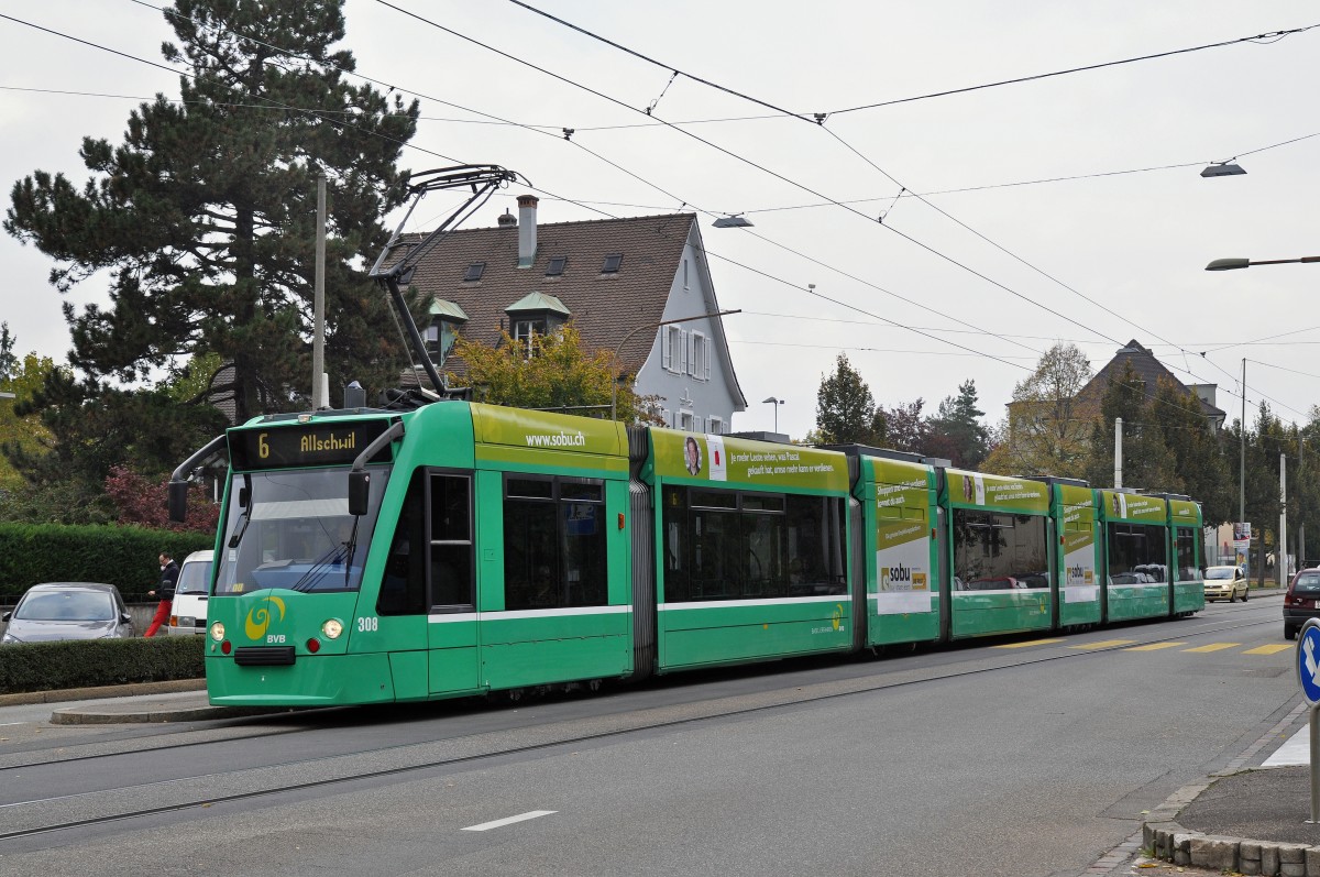 Be 6/8 Combino 308, mit einer Teilwerbung für SOBU.CH, auf der Linie 6, bedient die Haltestelle Kirche. Die Aufnahme stammt vom 14.10.2015.