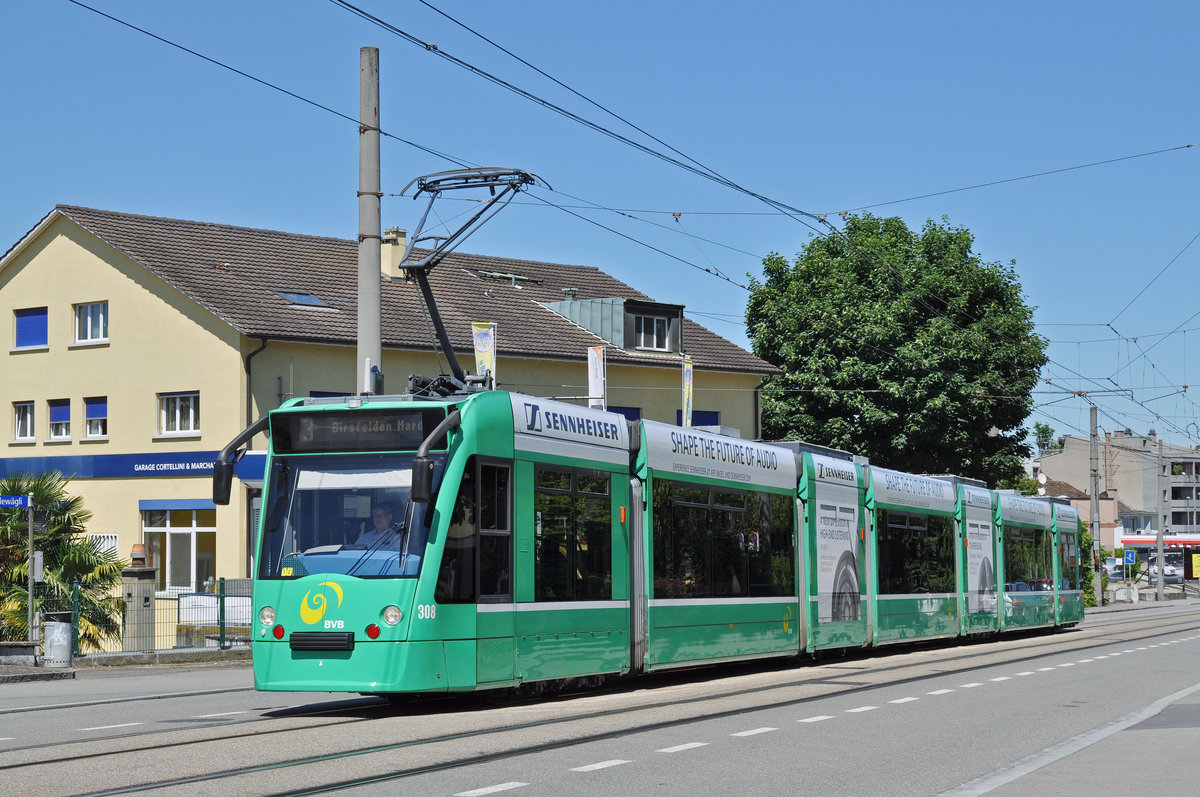 Be 6/8 Combino 308, mit einer Sennheiser Teilwerbung, fährt zur Haltestelle Salinenstrasse. Die Aufnahme stammt vom 23.06.2016.