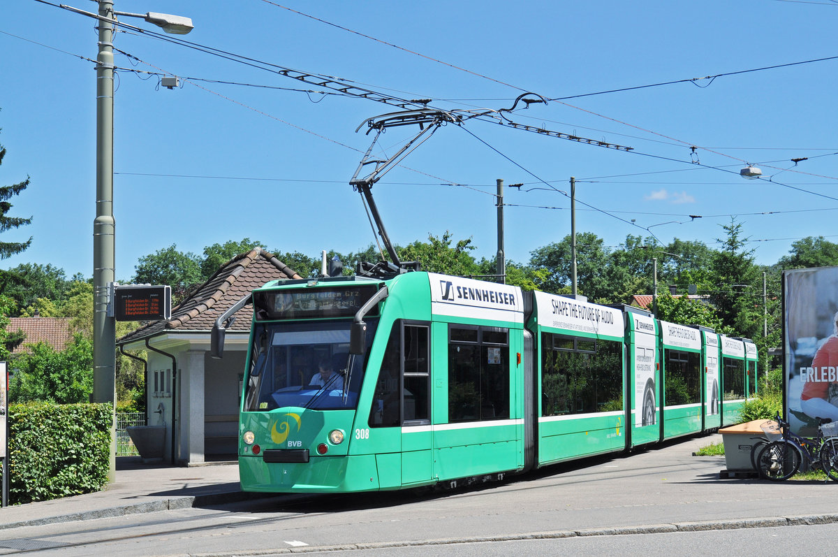 Be 6/8 Combino 308, mit einer Sennheiser Teilwerbung, wartet in der Schlaufe bei Birsfelden. Die Aufnahme stammt vom 22.06.2016.