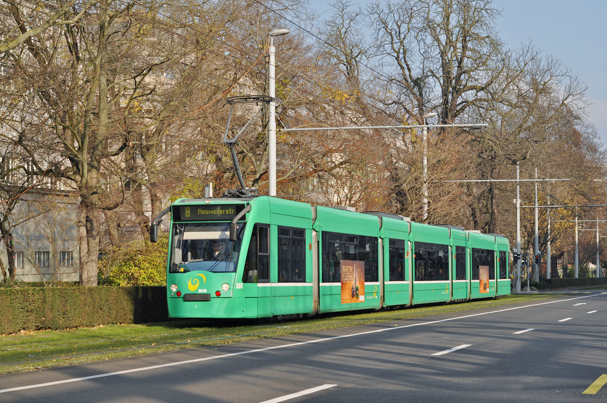Be 6/8 Combino 309, auf der Linie 8, fährt zur Haltestelle am Bahnhof SBB. Die Aufnahme stammt vom 03.12.2017.