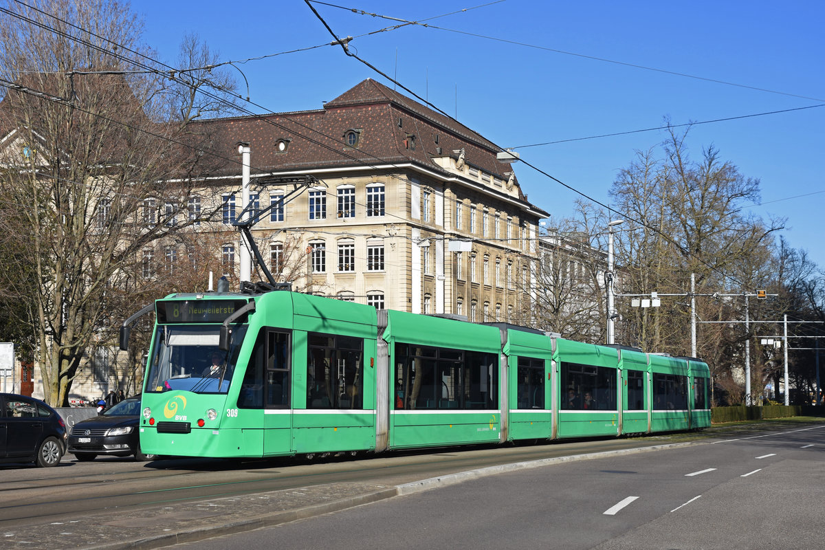 Be 6/8 Combino 309, auf der Linie 8, fährt zur Haltestelle beim Bahnhof SBB. Die Aufnahme stammt vom 16.02.2019.