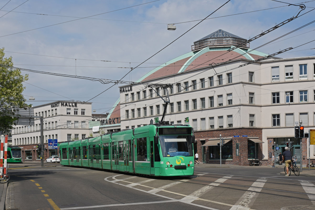 Be 6/8 Combino 309, auf der Linie 1, fährt zur Endstation am Bahnhof SBB. Die Aufnahme stammt vom 26.04.2020.