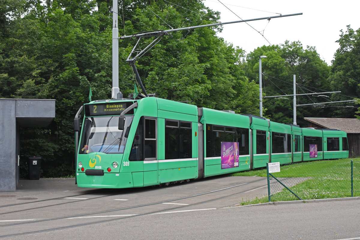 Be 6/8 Combino 309, auf der Linie 2, wartet in der Schlaufe beim Eglisee. Die Aufnahme stammt vom 22.05.2020.