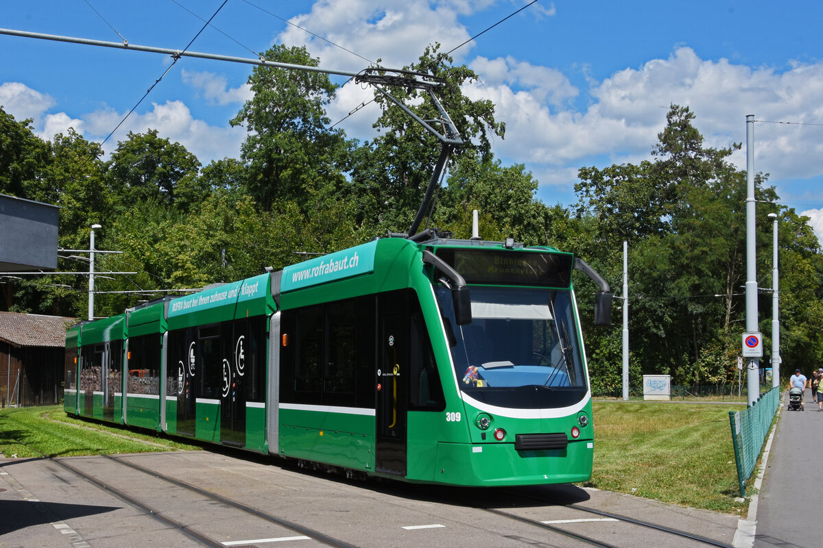 Be 6/8 Combino 309, auf der Linie 2, wartet in der Schlaufe beim Eglisee. Die Aufnahme stammt vom 26.07.2022.