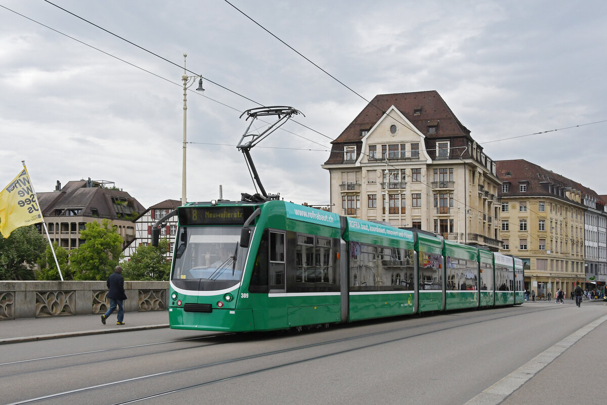Be 6/8 Combino 309, auf der Linie 8, überquert am 27.05.2024 die Mittlere Rheinbrücke.