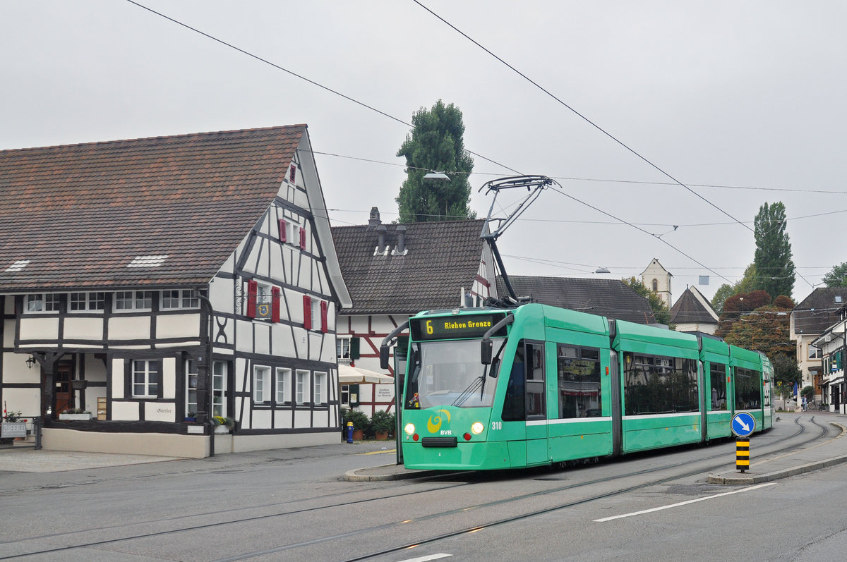 Be 6/8 Combino 310, auf der Linie 6, wartet an der Endstation in Allschwil. Die Aufnahme stammt vom 03.09.2017.