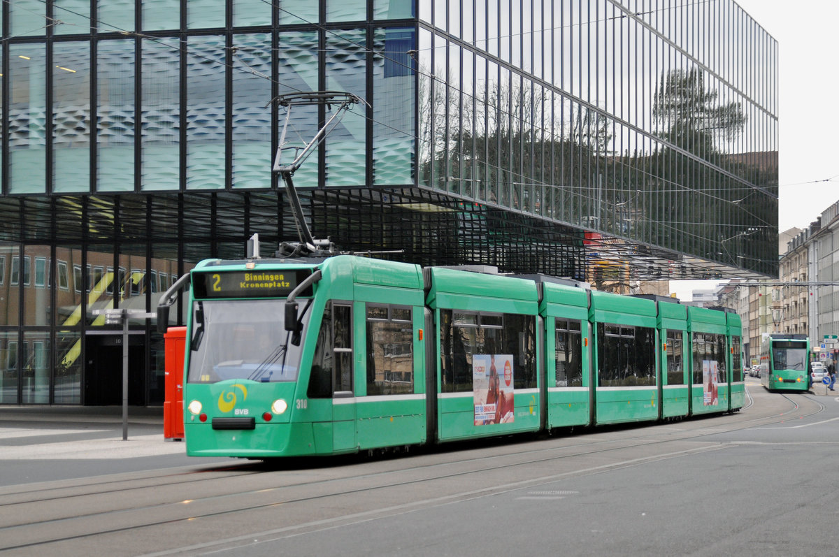 Be 6/8 Combino 310, auf der Linie 2, fährt zur Haltestelle Messeplatz. Die Aufnahme stammt vom 15.03.2018.