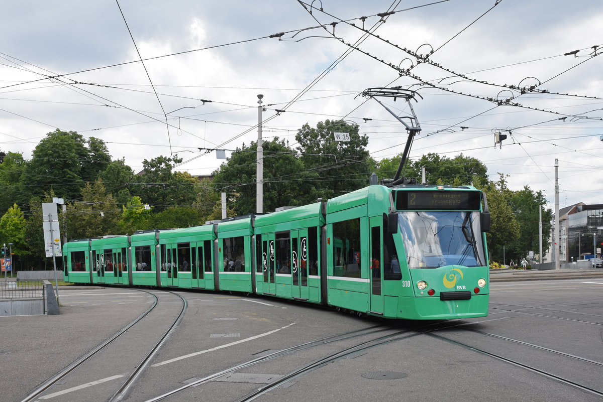 Be 6/8 Combino 310, auf der Linie 2, fährt zur Haltestelle Bahnhof SBB. Die Aufnahme stammt vom 25.06.2018.