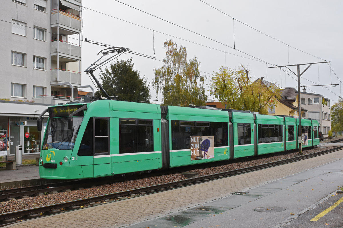 Be 6/8 Combino 310, auf der Linie 14, wartet an der Endstation in Pratteln. Die Aufnahme stammt vom 30.10.2018.