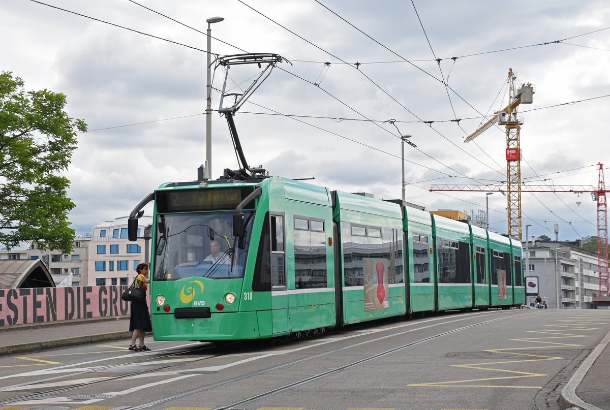 Be 6/8 Combino 310, auf der Linie 2, bedient die Haltestelle Markthalle. Die Aufnahme stammt vom 15.06.2019.
