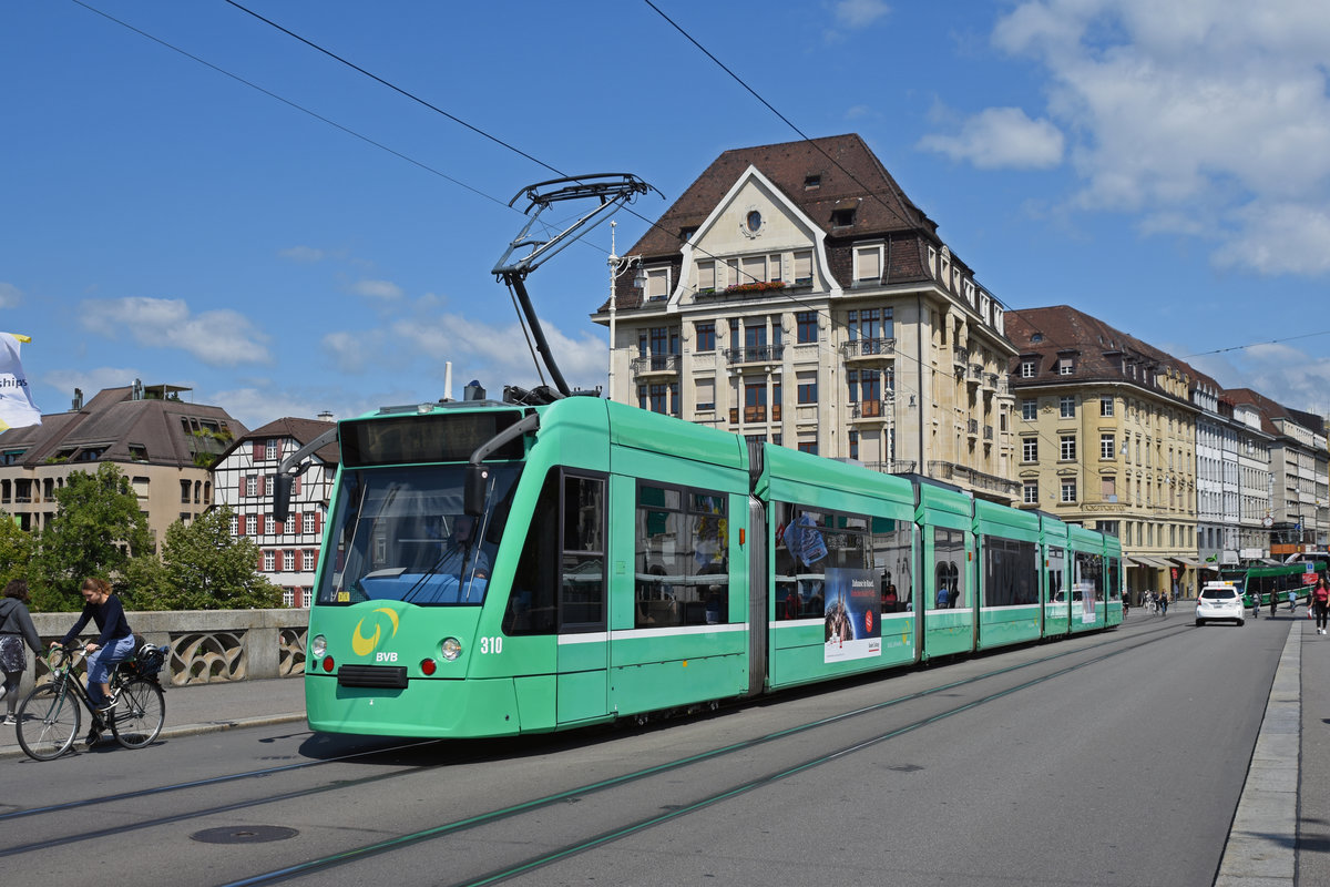 Be 6/8 Combino 310, auf der Linie 14, überquert die Mittlere Rheinbrücke. Die Aufnahme stammt vom 21.08.2019.