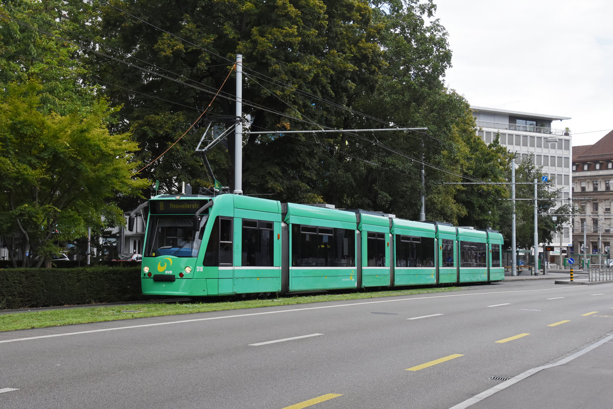 Be 6/8 Combino 310, auf der Linie 8, fährt zur Haltestelle am Bahnhof SBB. Die Aufnahme stammt vom 23.08.2020.