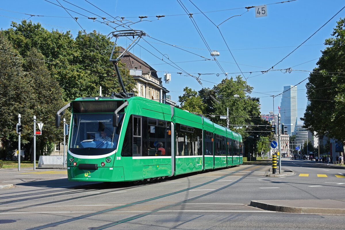 Be 6/8 Combino 310, auf der Linie 8, fährt zur Haltestelle am Bahnhof SBB. Die Aufnahme stammt vom 13.09.2021.