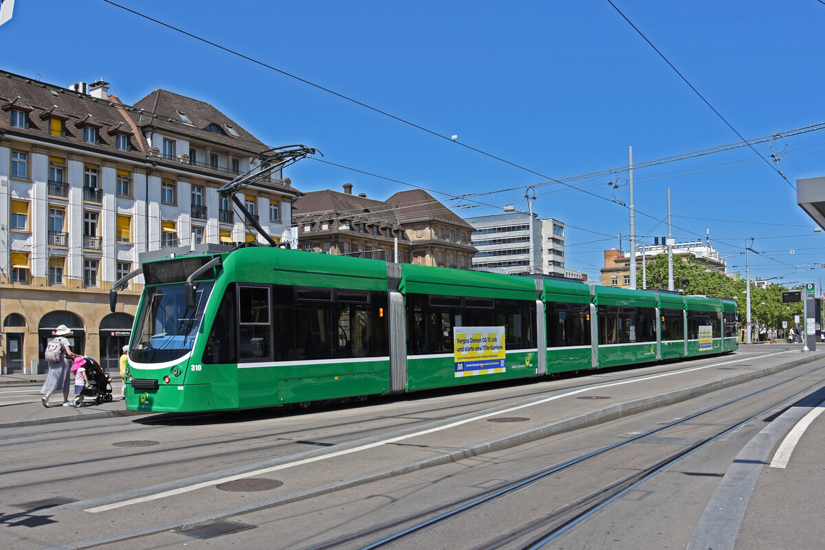 Be 6/8 Combino 310, auf der Linie 2, bedient am 23.06.2022 die Haltestelle am badischen Bahnhof.
