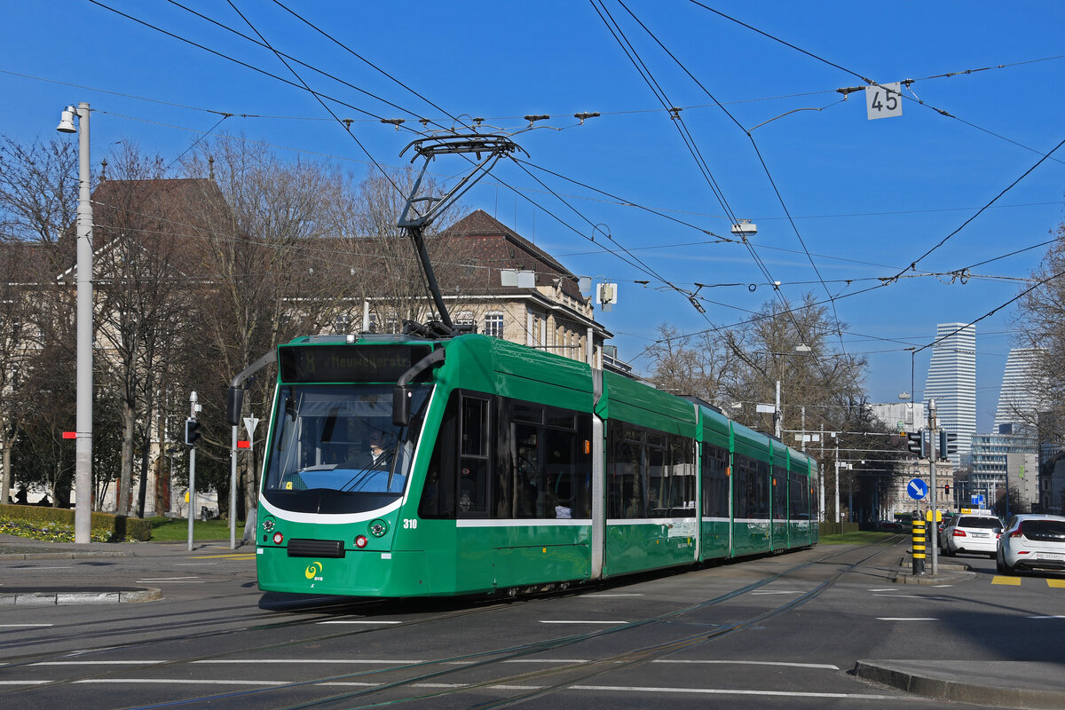 Be 6/8 Combino 310, auf der Linie 8, fährt am 11.02.2023 zur Haltestelle am Bahnhof SBB.
