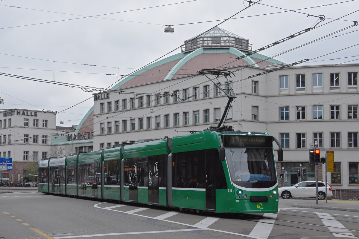 Be 6/8 Combino 310, auf der Linie 1, fährt am 30.09.2022 zur Endstation am Bahnhof SBB.