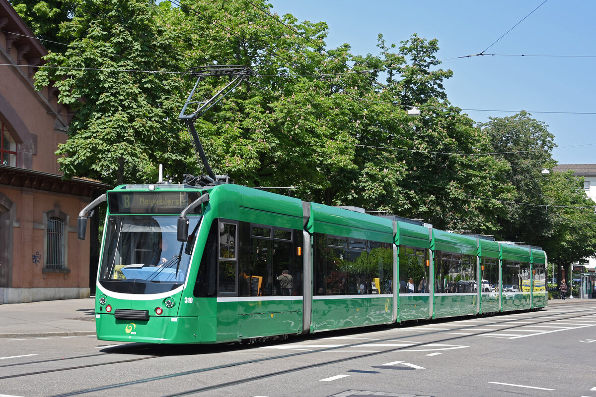 Be 6/8 Combino 310, auf der Linie 8, fährt am 26.05.2023 zur Haltestelle Claraplatz.