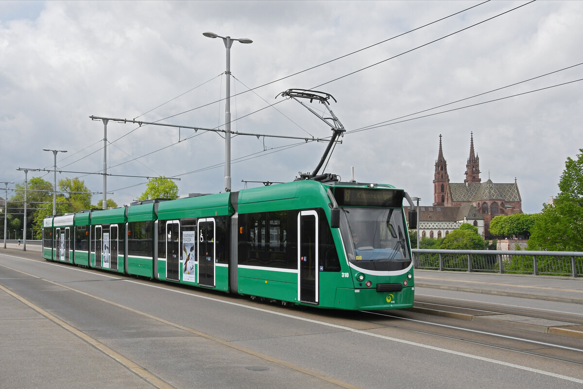 Be 6/8 Combino 310, auf der wegen einer Grossbaustelle am Steinenberg umgeleiteten Linie 8, überquert am 15.04.2024 die Wettsteinbrücke.