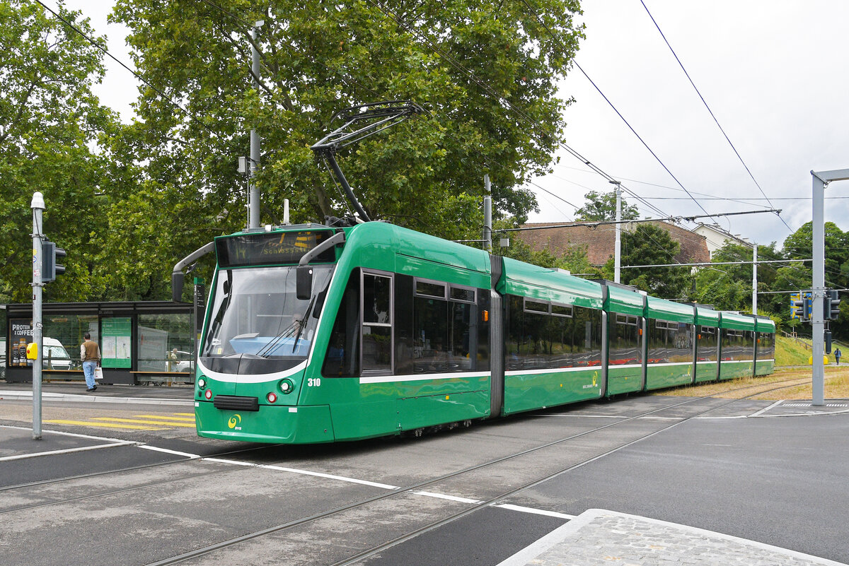 Be 6/8 Combino 310, auf der Linie 14, fährt am 07.07.2025 bei der Haltestelle St. Jakob ein. Aufnahme Basel.
