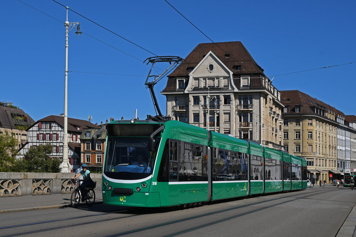 Be 6/8 Combino 310, auf der Linie 8, überquert am 18.09.2025 die Mittlere Rheinbrücke. Aufnahme Basel.
