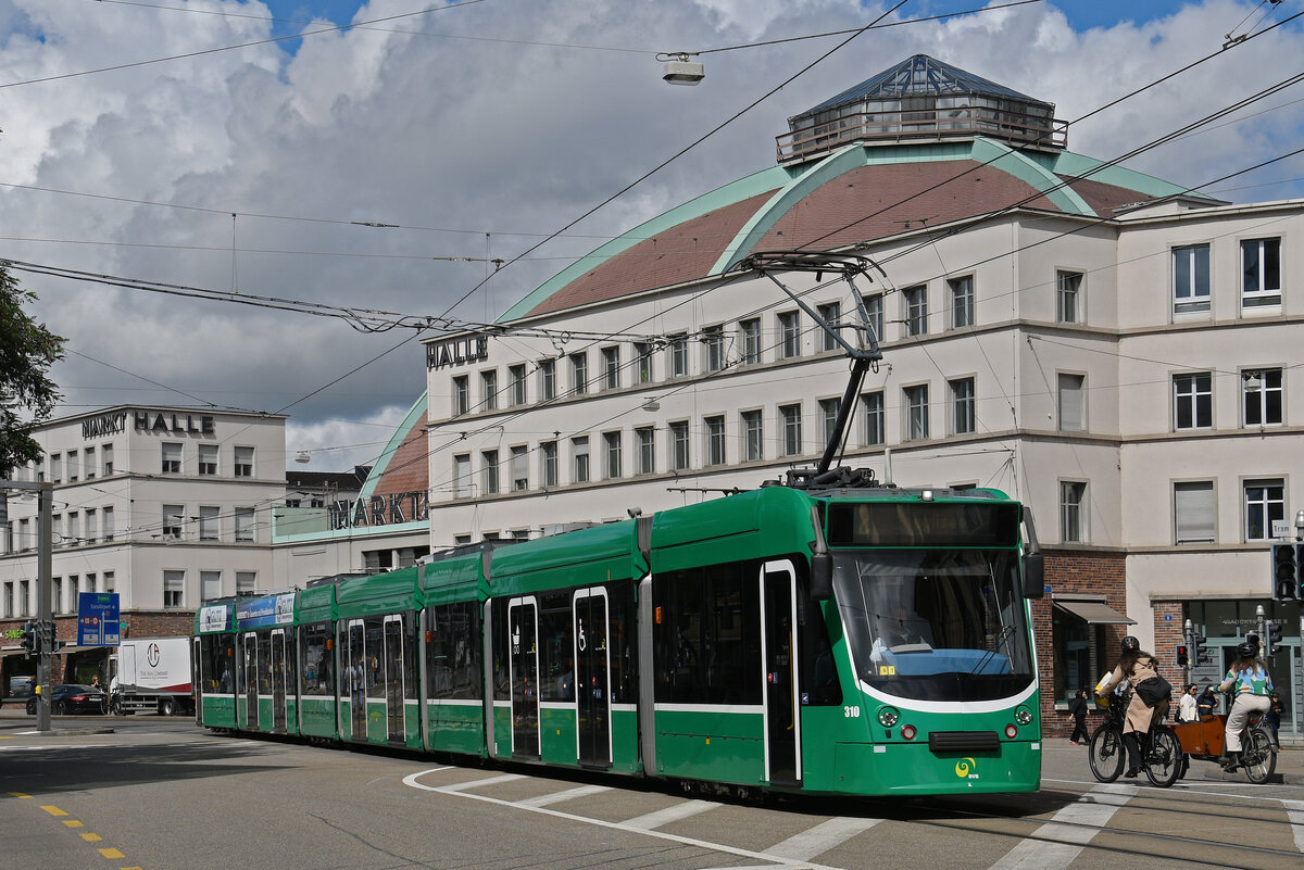 Be 6/8 Combino 310, auf der Linie 2, fährt am 05.09.2025 zur Haltestelle am Bahnhof SBB. Aufnahme Basel.