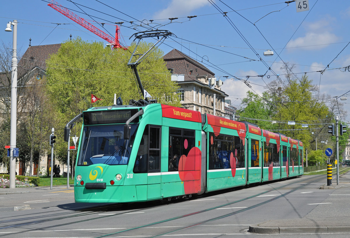 Be 6/8 Combino 310, auf der Linie 8, fährt zur Haltestelle am Bahnhof SBB. Die Aufnahme stammt vom 19.04.2016.